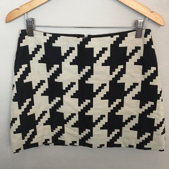 Dolce & Gabbana Dresses & Skirts - Dolce & Gabbana Large Houndstooth Skirt Size 44